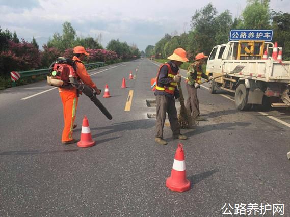 陕西：眉县公路段起劲开展雨后路面病害修复事情-新闻资讯-路面抛丸机生产厂家_同步碎石封层车_路面抛丸机_asiagame