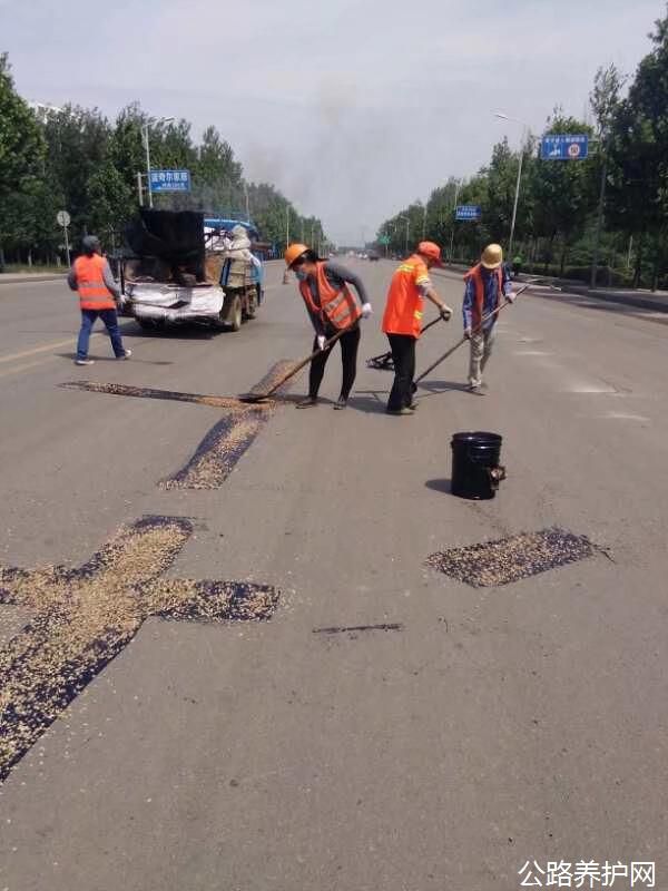 河南：战高温斗酷暑增进干线公路养护事情-新闻资讯-路面抛丸机生产厂家_同步碎石封层车_路面抛丸机_asiagame