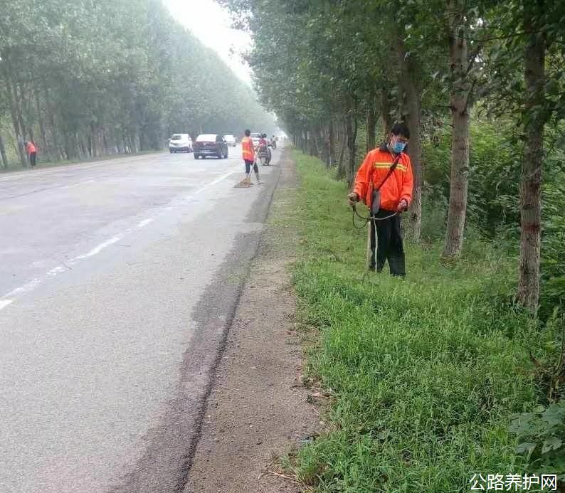 河南：战高温斗酷暑增进干线公路养护事情-新闻资讯-路面抛丸机生产厂家_同步碎石封层车_路面抛丸机_asiagame